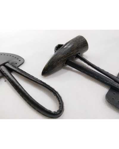 Palanca en ecopiel negra con cuerno marrón oscuro de 5 cm de altura