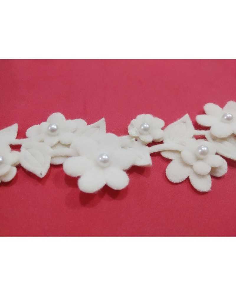 50 cm lange Besätze, ausgeschnittene Perlenknöpfe mit Samtblumen, 4 cm hoch