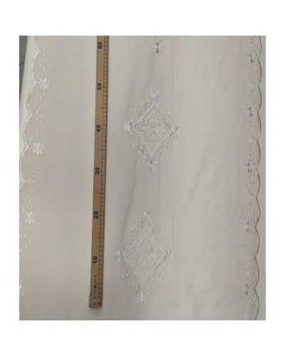 VORHANGSTOFF AUS LEINEN MIT MAKRAMEE-MEDAILLON, 60 CM HOCH, AN DER SEITE GEBALKEN