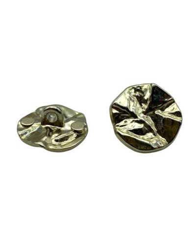 Ligne boutonnée en métal martelé 18 or et argent
