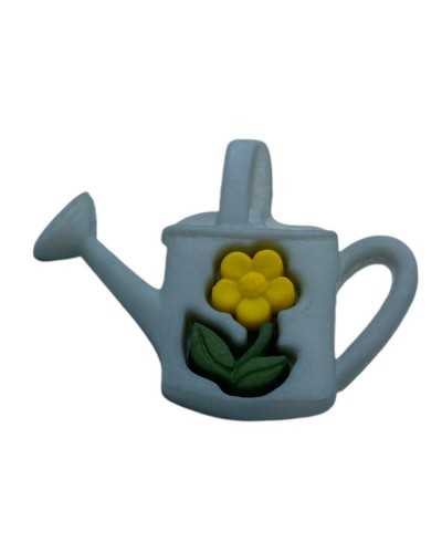 Botón de plástico decorativo - regadera gris con flor amarilla - 2 orificios - 3 × 2 cm