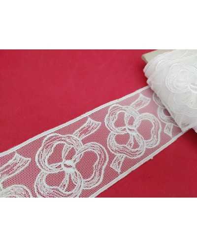 Cloison en tulle brodé motif fleur blanche 5 cm de haut coupé par 8 mt stok 