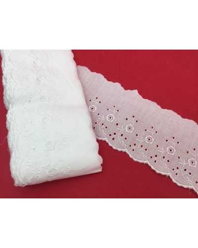 Broderie-Anglaise-Spitze. Weiße Wellenspitze. Rosa Blume, 8 cm hoch