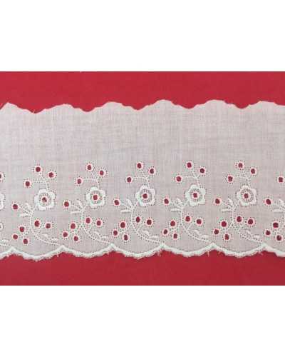 Broderie-Anglaise-Spitze. Weiße Wellenspitze. Rosa Blume, 8 cm hoch