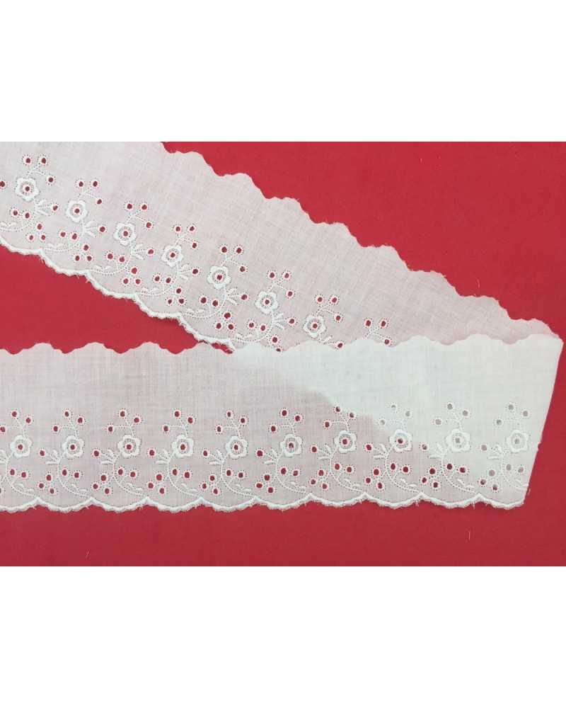 Broderie-Anglaise-Spitze. Weiße Wellenspitze. Rosa Blume, 8 cm hoch