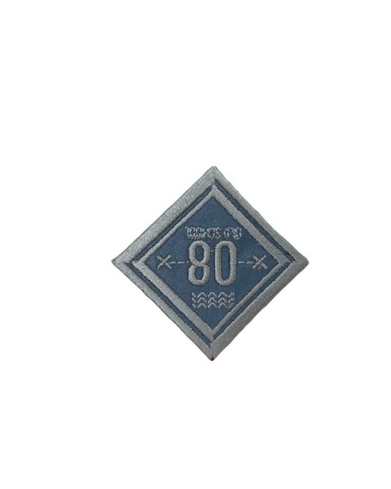 Anwendung des beigefarbenen reflektierenden Aufnähers zum Aufbügeln, 4 x 4 cm