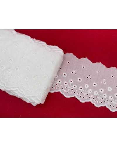 Besätze, weiße Sangallo-Spitze, bestickter Blumenstrauß, gewellte Spitze, 7 cm hoch