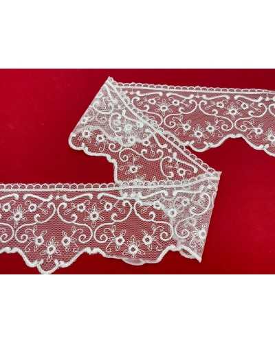 Besätze, weiße Spitze, Tüllspitze, gewellter Rand, bestickte Blume, 9 cm hoch