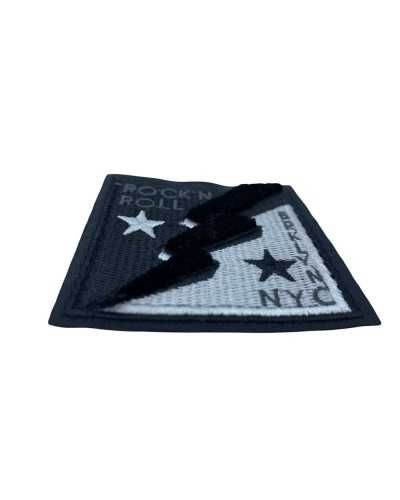 Applicazione Patch Termoadesiva Ricamo Saetta Velluto Scritta Rock Stelle Nero Bianco 6x6 Cm