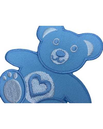 Anwendung Aufnäher zum Aufbügeln, weiße Stickerei, Herz, Bär, hellblauer Stoff, 7 cm hoch