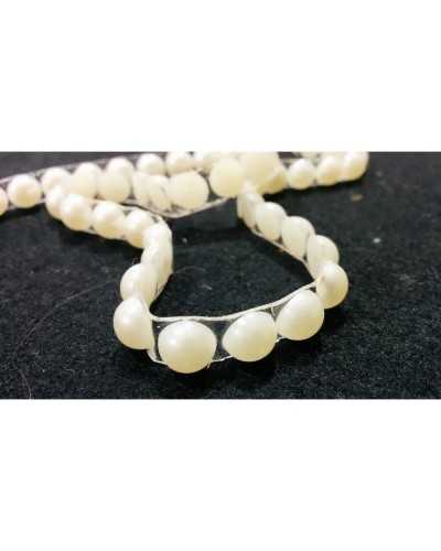 Passementerie thermocollante demi-perle en résine blanc laiteux de 5 mm de haut